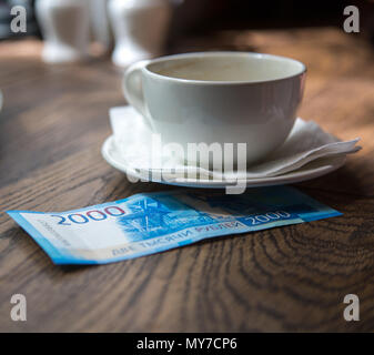 Neue 2000 Rubel Banknote im Cafe Stockfoto