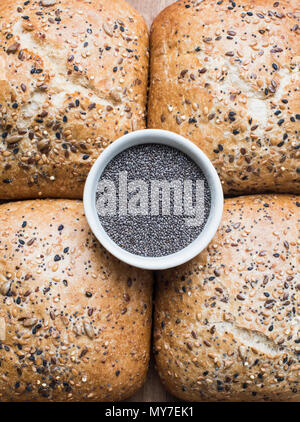 Mehrkorn Brötchen und Schüssel von Chia, Samen, Nahaufnahme, Ansicht von oben Stockfoto