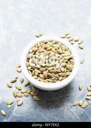 Kürbiskerne in einer Schüssel, Nahaufnahme, Ansicht von oben Stockfoto