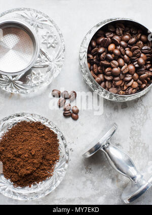 Schalen mit frisch gemahlenem Kaffee und Kaffeebohnen, Ansicht von oben Stockfoto