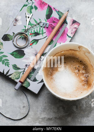 Tasse Kaffee mit Notizbuch und Bleistift, Ansicht von oben Stockfoto