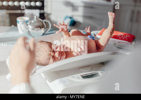 Neugeborene Mädchen gewogen Stockfoto