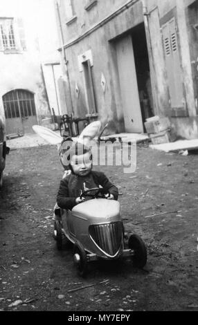 Altes Foto, junge in ein Spielzeugauto, Frankreich Stockfoto