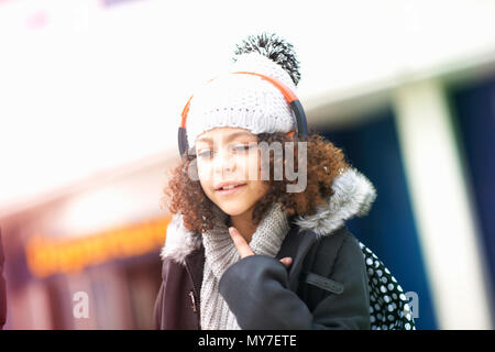 Portrait von Mädchen mit lockigem Haar bobble hat Stockfoto