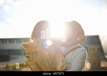 Vater mit Tochter in armen Stockfoto