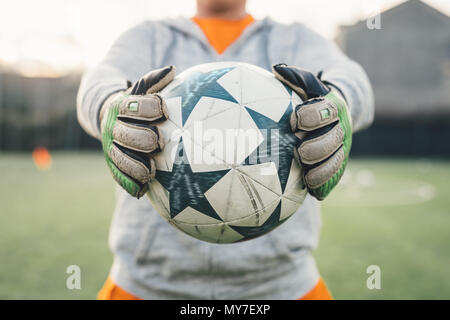 Torhüter halten ball Stockfoto