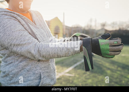 Torwart Handschuhe anziehen Stockfoto