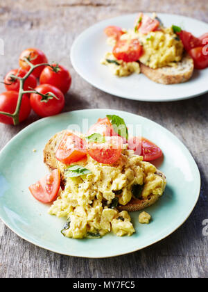 Rührei mit Tomaten, auf Brot, close-up Stockfoto