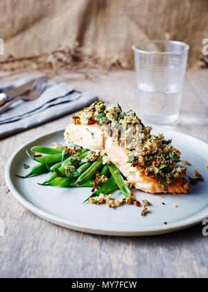 Lachs mit Meerrettich Kruste, auf grünen Bohnen, Nahaufnahme Stockfoto