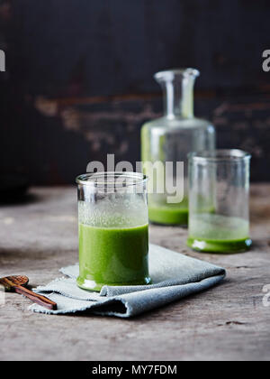 Grünkohl und Kiwi Frucht green Smoothie in Glas Stockfoto