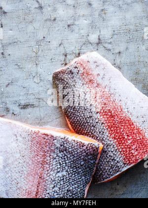 Noch immer leben von zwei Stücke von Ocean Forelle, Ansicht von oben Stockfoto