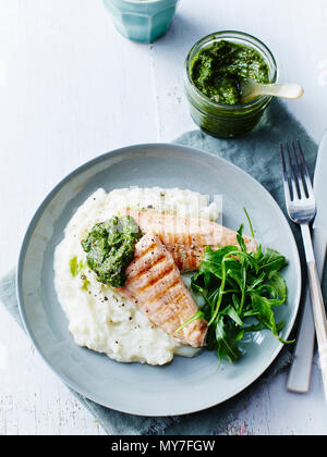 Stillleben mit Platte mit gegrilltem Lachs, Rakete und Blumenkohl Püree, Ansicht von oben Stockfoto