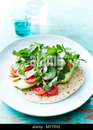 Huhn, Avocado, Brunnenkresse wrap Stockfoto