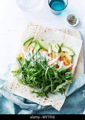 Huhn, Bohne, Avocado, Rakete wrap Stockfoto