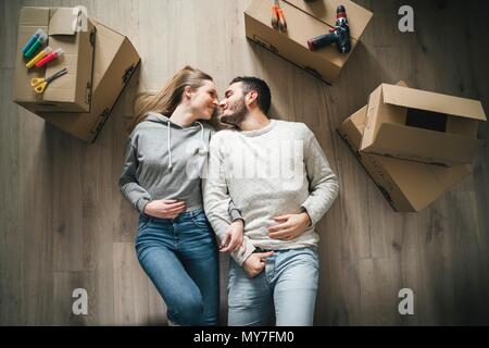 Draufsicht des Paares liegen sie auf dem Rücken, Gesicht, lächelndes Gesicht Stockfoto