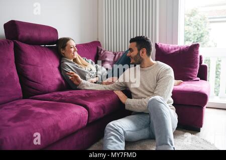 Paar erholsame auf sofa Stockfoto