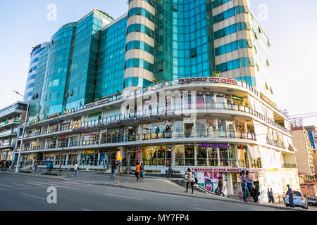 Addis Abeba, Äthiopien, 30. Januar 2014, moderne Gebäude in der Innenstadt von Addis Abeba, Einkaufszentrum in Entwicklungsländern Stockfoto