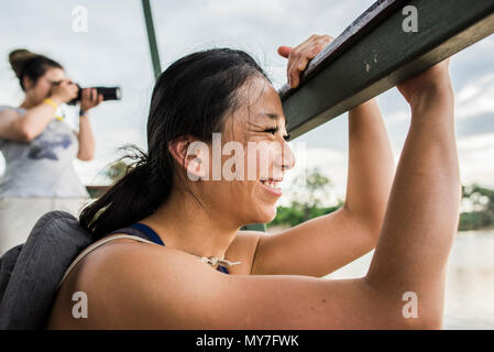 Junge weibliche touristische Blick von Chobe River Tour Boot, Botswana, Afrika Stockfoto