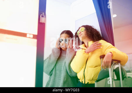 Zwei erwachsene Frauen Sonnenbrille tragen im Flughafen Stockfoto