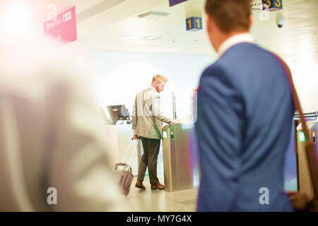 Man Walking durch Sicherheit Gate am Flughafen Stockfoto
