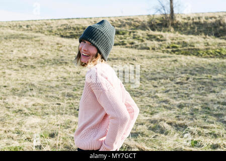 Portrait von Mitte der erwachsenen Frau tragen Strickmütze im Feld Stockfoto