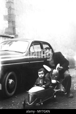 Altes Foto, Vater und Sohn mit einem spielzeugauto und Schaukelpferd, Frankreich Stockfoto