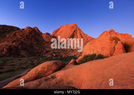 Große Spitzkoppe, Westseite, Blaue Stunde, Erongo Region, Namibia Stockfoto