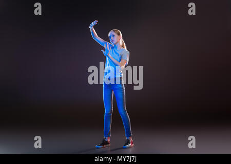 Attraktive blonde Frau mit moderner Technologie Stockfoto