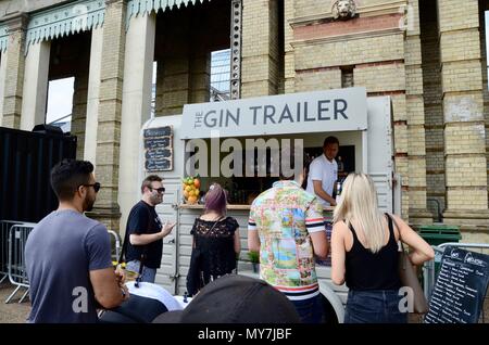 Menschenmassen Stände etc. an der Street Food Festival im Alexandra Palace London UK 2018 Stockfoto