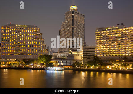 Anzeigen von Shangri-La Hotel Lebua State Tower, Chao Praya Fluss, abend geschossen, Bangkok, Thailand Stockfoto