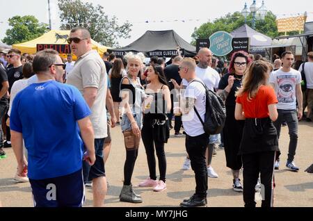 Tätowierte Menschen die Teilnahme an der Alexandra Palace Tattoo Expo 2018 London, Großbritannien Stockfoto