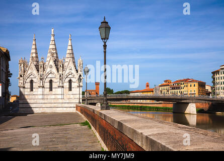 Pisa Stadtbild mit mittelalterlichen Pisaner gotische Kirche Santa Maria della Spina am Ufer des Flusses Arno, Toskana, Italien Stockfoto