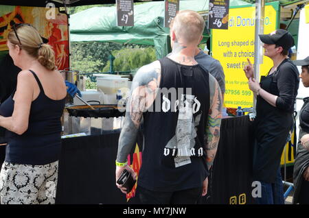 Tätowierte Menschen die Teilnahme an der Alexandra Palace Tattoo Expo 2018 London, Großbritannien Stockfoto