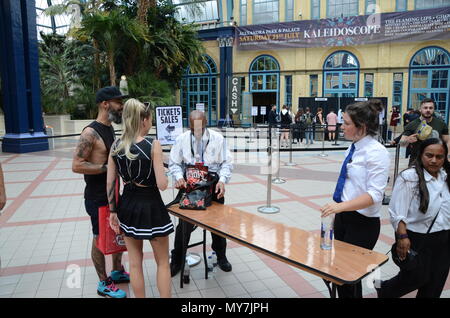 Tätowierte Menschen die Teilnahme an der Alexandra Palace Tattoo Expo 2018 London UK gesucht wird durch Sicherheit Stockfoto