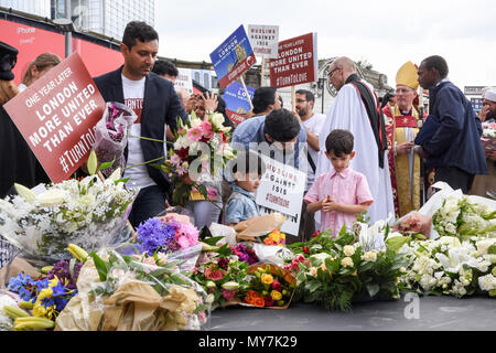 London Bridge Terroranschläge ersten Jahrestag, Freunde und Verwandten des Verstorbenen Blumen in remberance, London Bridge, London, UK Stockfoto