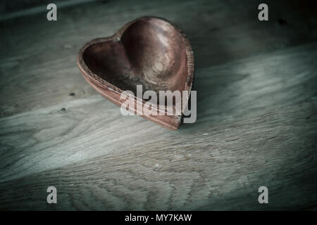 Holz- Salat Schüssel in der Form des Herzens Stockfoto