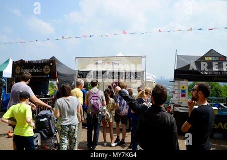 Menschenmassen Stände etc. an der Street Food Festival im Alexandra Palace London UK 2018 Stockfoto