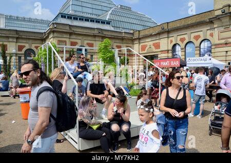 Menschenmassen Stände etc. an der Street Food Festival im Alexandra Palace London UK 2018 Stockfoto