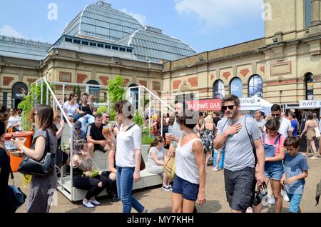 Menschenmassen Stände etc. an der Street Food Festival im Alexandra Palace London UK 2018 Stockfoto