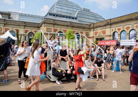 Menschenmassen Stände etc. an der Street Food Festival im Alexandra Palace London UK 2018 Stockfoto