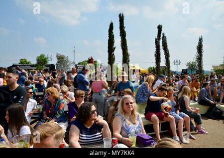 Menschenmassen Stände etc. an der Street Food Festival im Alexandra Palace London UK 2018 Stockfoto