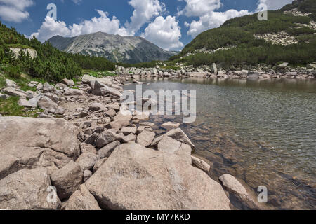 Felsigen Gipfeln und den Oberen See und Muratovo Todorka Peak, Pirin-gebirge, Bulgarien Stockfoto