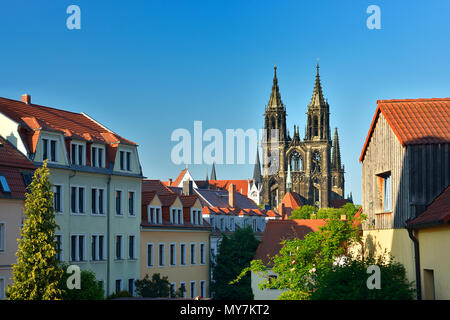 Die Türme der Meißner Dom oberhalb der Häuser der Altstadt, Meißen, Sachsen, Deutschland Stockfoto