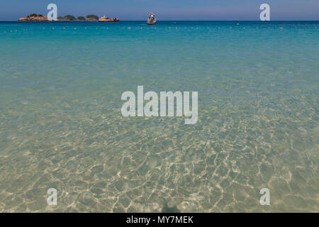 Das schöne kristallklare Wasser am Long Beach (Pasir Panjang) der Insel Redang Terengganu, Malaysia. Stockfoto