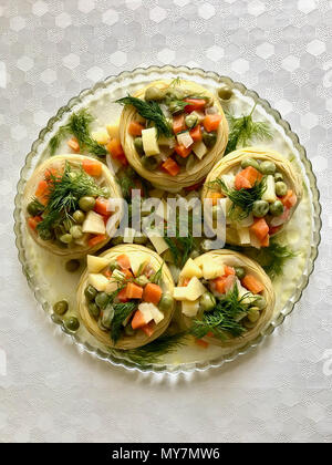 Türkische Küche hausgemachte Artischocken mit Erbsen, Karotten, Kartoffeln und Dill/Zeytinyagli Enginar. Organische traditionelles Essen. Stockfoto