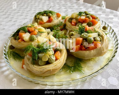 Türkische Küche hausgemachte Artischocken mit Erbsen, Karotten, Kartoffeln und Dill/Zeytinyagli Enginar. Organische traditionelles Essen. Stockfoto