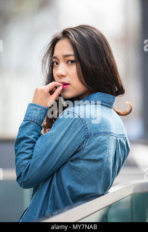 Foto von einem schönen jungen chinesischen Frau im Freien auf der Straße Stockfoto
