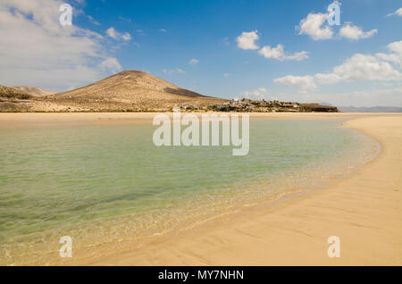 Klare türkisfarbene Wasser des atlantischen Ozeans am Strand Sotavento auf Fuerteventura, Kanarische Inseln Stockfoto