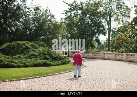 Eine ältere Frau Spaziergänge im Park oder in sportlichen Wandern eingerückt Stockfoto