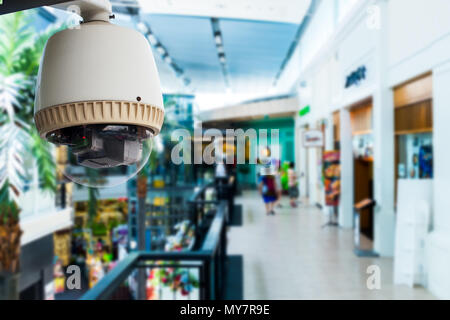 CCTV-Kamera Überwachung in Gebäude mit Menschen im Hintergrund Stockfoto